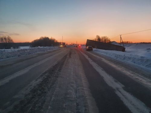 Авария с участием грузового автомобиля «КАМАЗ» и бетонного ограждения: причины и последствия