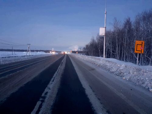 Авария с участием грузового автомобиля «КАМАЗ» и бетонного ограждения: причины и последствия