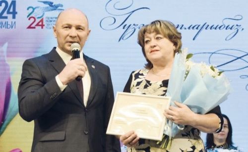 С праздником , милые дамы!