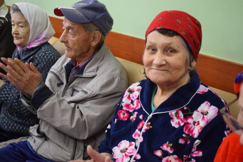 Камил Нәҗмиев интернатта яшәүче өлкәннәр белән очрашты