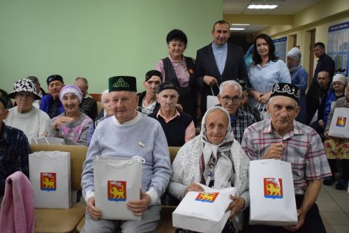 Камил Нәҗмиев интернатта яшәүче өлкәннәр белән очрашты