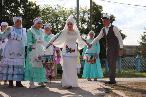 «Күптән инде ачып куйганнар, килен төшкән өйнең капкасын! ...