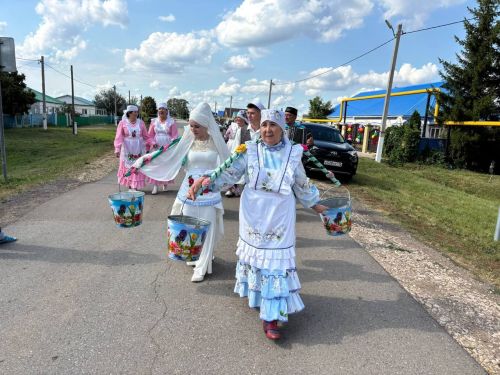 «Күптән инде ачып куйганнар, килен төшкән өйнең капкасын! ...
