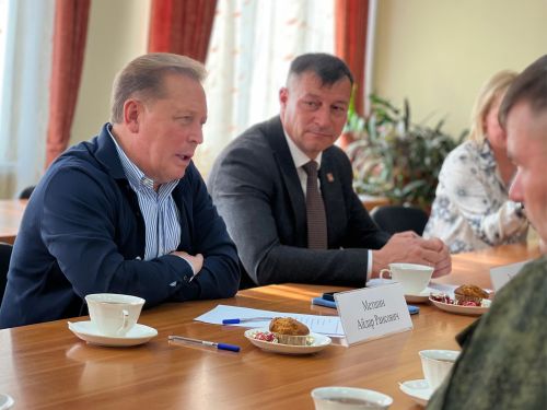 Айдар Метшин Татарстанда махсус хәрби операция сугышчылары белән ярдәм чаралары турында фикер алышты