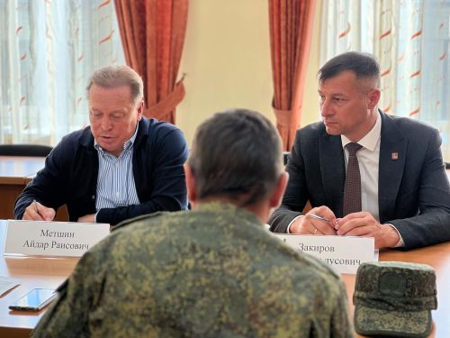 Айдар Метшин Татарстанда махсус хәрби операция сугышчылары белән ярдәм чаралары турында фикер алышты