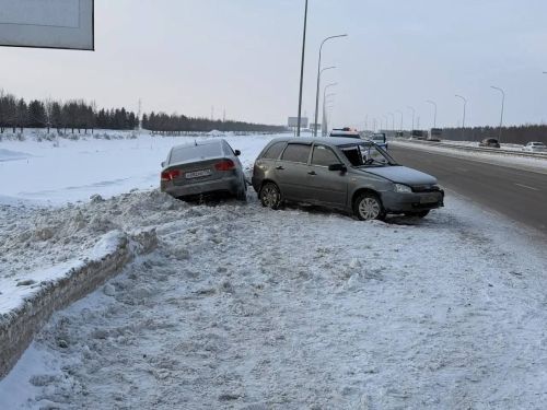 Нарушение ПДД привело к столкновению двух автомобилей на трассе в Татарстане