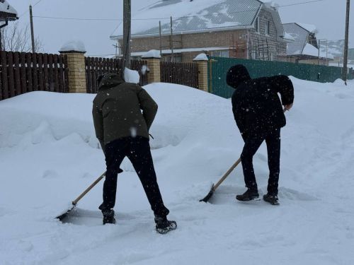 Юные волонтёры школы посёлка Новый пришли на помощь пожилым жителям