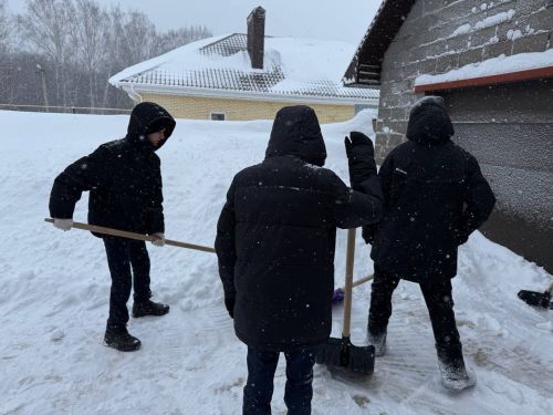 Юные волонтёры школы посёлка Новый пришли на помощь пожилым жителям