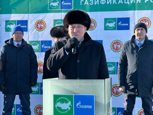 Һәр йортка җылылык: Марат Әхмәтов Әҗмәкәй авылында йортка газ кертү чарасында катнашты