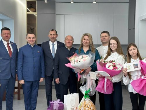 Һәр йортка җылылык: Марат Әхмәтов Әҗмәкәй авылында йортка газ кертү чарасында катнашты