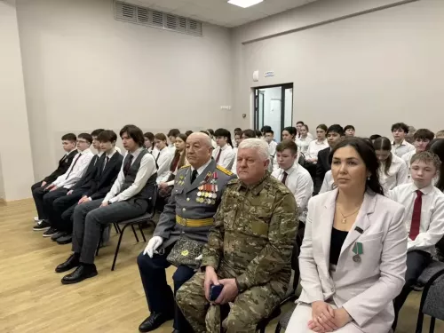 Парламентский урок в Круглом Поле посвятили трудовой и воинской доблести