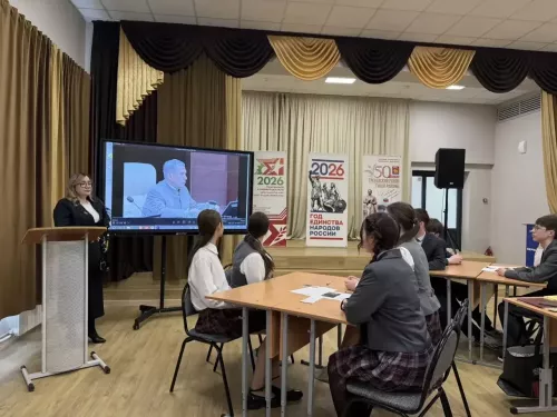 Парламентский урок в Круглом Поле посвятили трудовой и воинской доблести