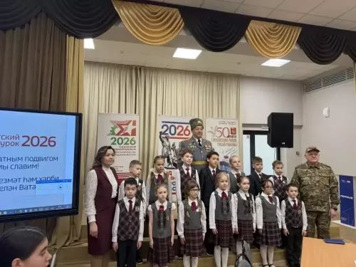Парламентский урок в Круглом Поле посвятили трудовой и воинской доблести