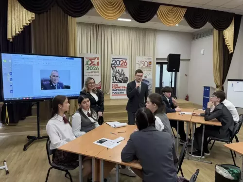 Парламентский урок в Круглом Поле посвятили трудовой и воинской доблести