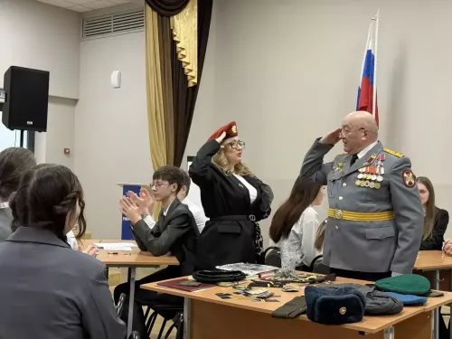 Парламентский урок в Круглом Поле посвятили трудовой и воинской доблести
