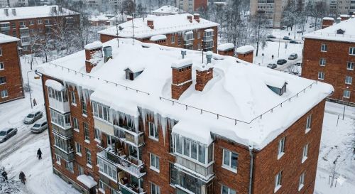 Питрәчтә кар авырлыгыннан күпфатирлы йортның түбәсе зыян күргән