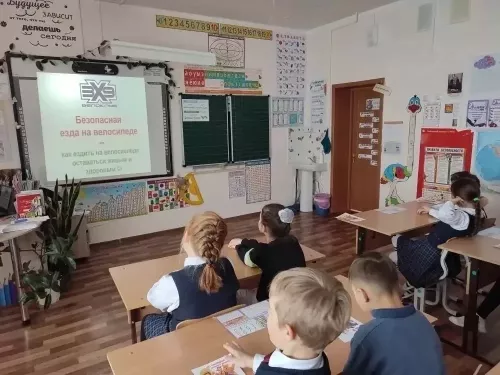 Безопасность на дорогах начинается со школьной скамьи: в Комсомольской СОШ прошло занятие отряда ЮИД