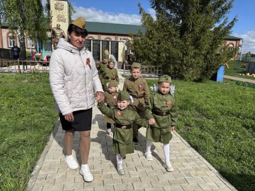 Җиңү җырлары астында: дүрт авыл халкын бер өстәл җыйды