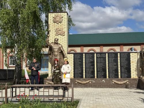 Җиңү җырлары астында: дүрт авыл халкын бер өстәл җыйды