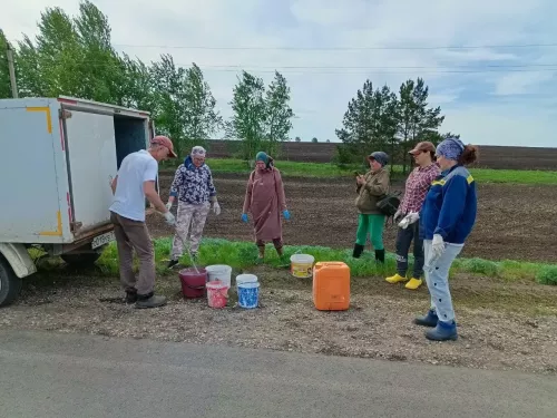 Теләнче-Тамак авылы халкы агачларны агарту акциясенә кушылды