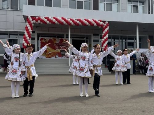 Круглопольская школа получила сертификат на 100 тысяч рублей на «Последнем звонке»