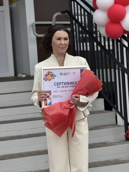 Тукай районы башлыгы Камил Нәҗмиев Круглое Поле мәктәбенә 100 мең сумлык сертификат тапшырды