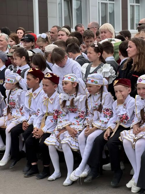 Тукай районы башлыгы Камил Нәҗмиев Круглое Поле мәктәбенә 100 мең сумлык сертификат тапшырды