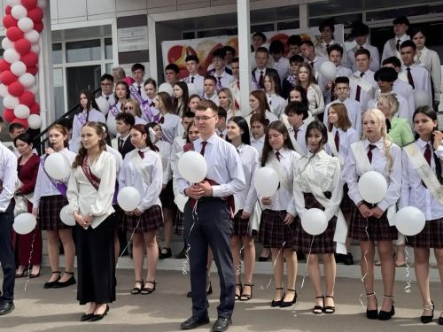 Тукай районы башлыгы Камил Нәҗмиев Круглое Поле мәктәбенә 100 мең сумлык сертификат тапшырды