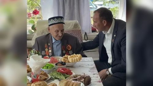 Калмаш авылы ветераны Шәүкәт Әхмәтнәҗиповны Камил Нәҗмиев Җиңү көне белән котлады