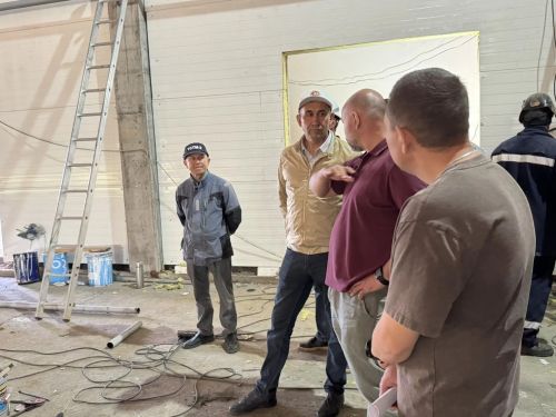 Глава Тукаевского района проверил ход строительства нового крытого катка в Круглом Поле