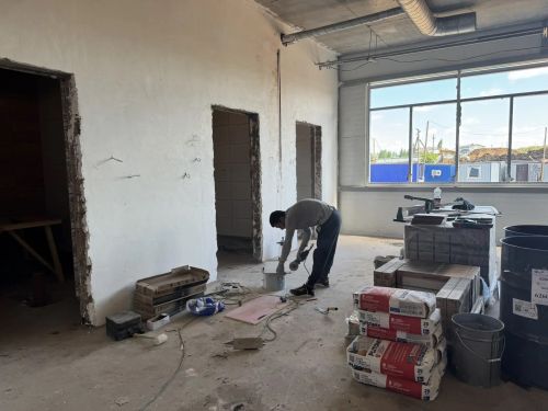 Глава Тукаевского района проверил ход строительства нового крытого катка в Круглом Поле