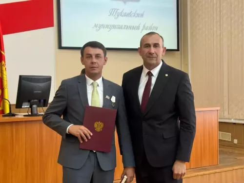 Тукай районында эшлекле дүшәмбе киңәшмәсе җитәкчеләрне бүләкләүдән башланды