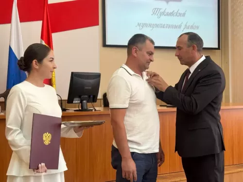 Тукай районында эшлекле дүшәмбе киңәшмәсе җитәкчеләрне бүләкләүдән башланды