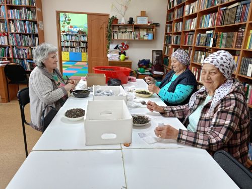 «Татарстан» совхоз поселогы китапханәсендә СВОдагы егетләр өчен коры ашлар әзерлиләр