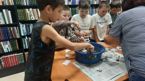 Иске Дөреш авылы балалары СВОдагы солдатлар өчен шифалы чәй әзерли