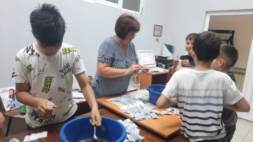 Иске Дөреш авылы балалары СВОдагы солдатлар өчен шифалы чәй әзерли