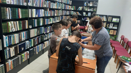 Иске Дөреш авылы балалары СВОдагы солдатлар өчен шифалы чәй әзерли