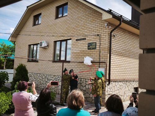 Таулык авылында Әфганстан ветераны Әзһәр Гыйниятуллинның туган йортында почет тактасы ачылды