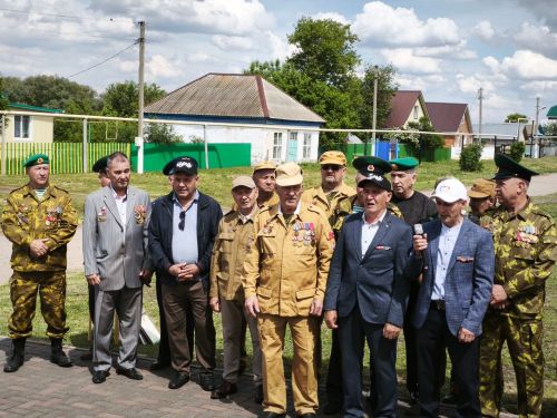 Таулык авылында Әфганстан ветераны Әзһәр Гыйниятуллинның туган йортында почет тактасы ачылды