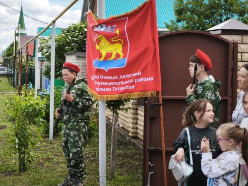 Таулык авылында Әфганстан ветераны Әзһәр Гыйниятуллинның туган йортында почет тактасы ачылды