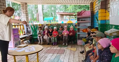 Китапханәчеләр нәниләр өчен саф һавада укулар оештырды