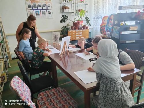 Калмаш авылы китапханәсендә балалар җәйге эсседән качып натюрмортлар ясый