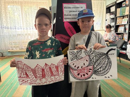 Калмаш авылы китапханәсендә балалар җәйге эсседән качып натюрмортлар ясый