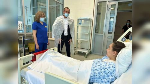 Тукай районы башлыгы Круглое Поледа БПЛА һөҗүменнән зыян күргән хатын-кыз белән очрашты