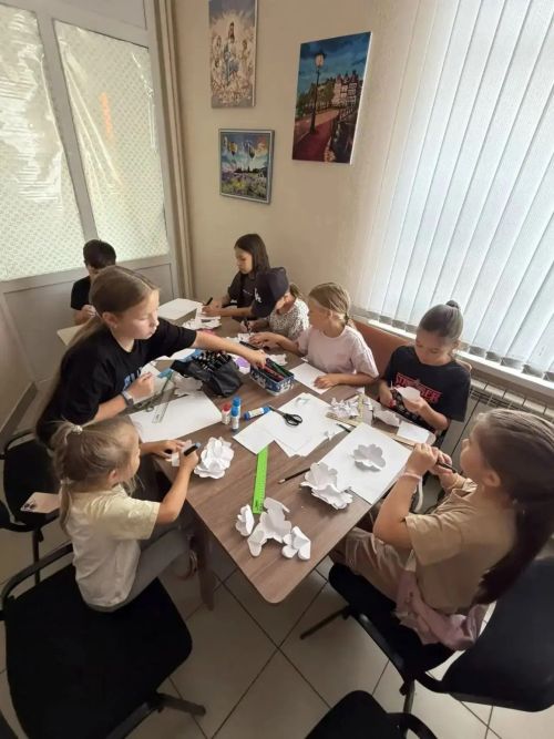 Юные жители района создали памятные открытки своими руками