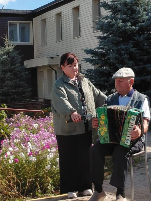 «Күңелләргә җылылык өләшеп»: Теләнче-Тамак картлар һәм инвалидлар йортында бәйрәм концерты узды