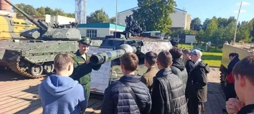 Район балалары Казан танк училищесының ачык ишекләр көнендә булып кайтты