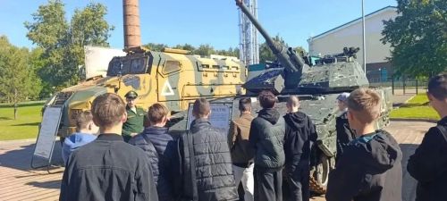 Район балалары Казан танк училищесының ачык ишекләр көнендә булып кайтты