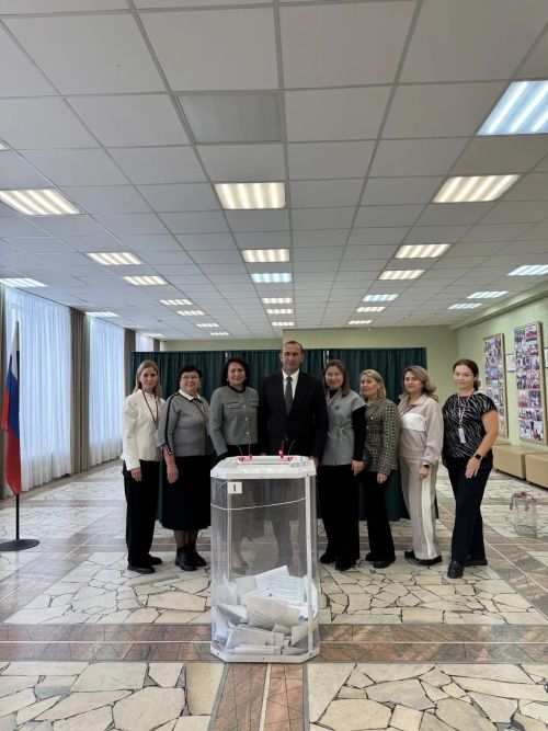 Тукай районы башлыгы Камил Нәҗмиев Яңа поселогында гаиләсе белән сайлауда катнашты