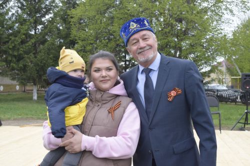 В селе Бурды у памятника воинам-односельчанам, погибшим в Великой Отечественной войне, прошел праздник, посвященный 78-й годовщине Великой Победы
